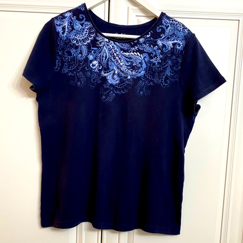 Croft & Barrow Womenโs Size Large Navy Short Sleeve T Shirt White Paisley Print